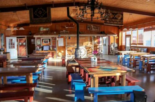 Εστιατόριο ή άλλο μέρος για φαγητό στο Enchanting Glamping Tipi in the Mojave Desert near Las Vegas, Nevada