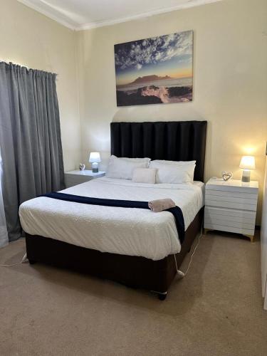 Un dormitorio con una cama grande en una habitación. en The Haven Retreat, en Roodepoort