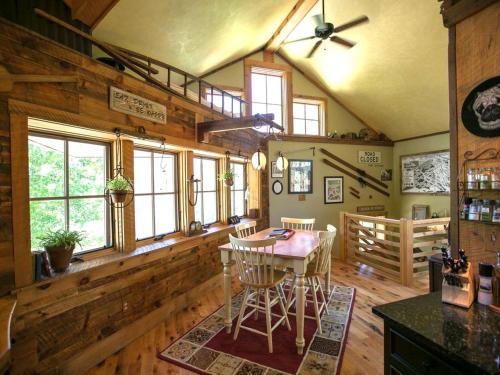 Fotografie z fotogalerie ubytování Private Rustic Cabin with Ski-In and Ski-Out Access in Jackson, New Hampshire v destinaci Jackson