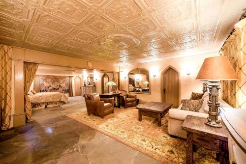 un soggiorno con soffitto a cassettoni e una camera con letto di Regal Castle Suite for a Luxury Getaway to Lake George in Upstate New York a Bolton Landing