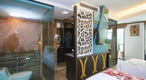 a bedroom with a shower and a toilet in a room at Phi Phi Nice Beach Hotel Hip in Phi Phi Don