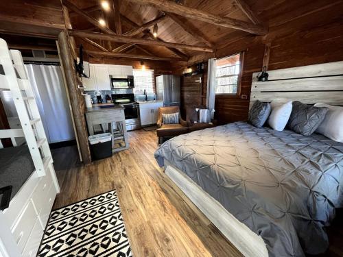 Ένα ή περισσότερα κρεβάτια σε δωμάτιο στο Incredible Lakefront Cabin for a Wonderful Family Adventure in Nature in Hemphill, Texas