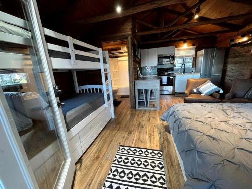 Ένα ή περισσότερα κρεβάτια σε δωμάτιο στο Incredible Lakefront Cabin for a Wonderful Family Adventure in Nature in Hemphill, Texas