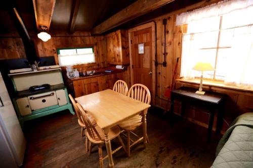 a kitchen with a table and chairs in a cabin at Charming Cabin Rental near Hot Springs in Howelsen Hill Ski Area, Colorado in Columbine