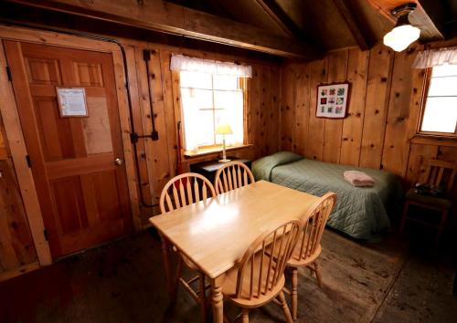 a room with a table and chairs in a cabin at Charming Cabin Rental near Hot Springs in Howelsen Hill Ski Area, Colorado in Columbine