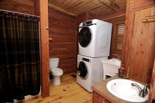Koupelna v ubytování Charming Log Cabin Perfect for a Summer Staycation in Texas Hill Country