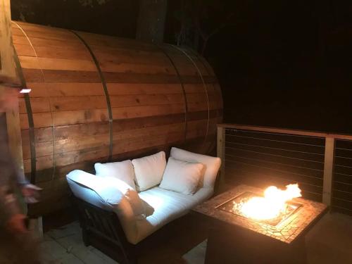 Χώρος καθιστικού στο Canopy Treehouse - Glamp Design with Amazing Views, Wildwood, GA