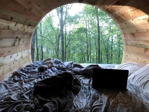 Ένα ή περισσότερα κρεβάτια σε δωμάτιο στο Canopy Treehouse - Glamp Design with Amazing Views, Wildwood, GA