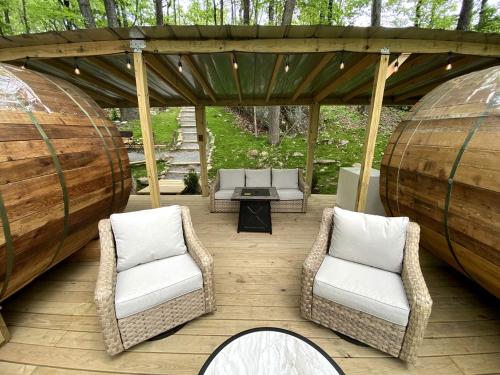 cenador con 2 sillas y mesa en Canopy Treehouse - Glamp Design with Amazing Views, Wildwood, GA, en New England