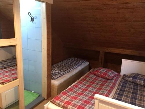 Ένα ή περισσότερα κρεβάτια σε δωμάτιο στο Idyllic Family Getaway on a Working Farm in Transylvania, Romania