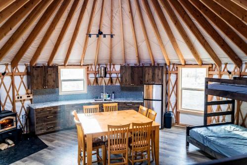 Φωτογραφία από το άλμπουμ του Secluded Modern Yurt with Sauna Perfect for Small Groups in Boise, Idaho σε Lowman