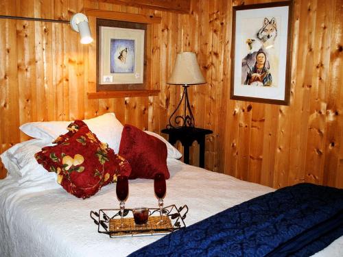Ένα ή περισσότερα κρεβάτια σε δωμάτιο στο Romantic and Rustic Cabin Rental for Couples in Bitterroot Valley, Montana