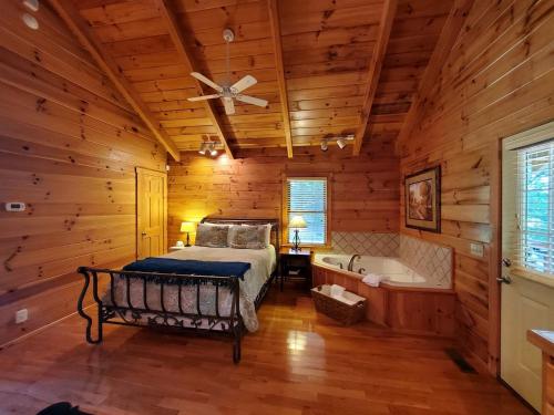 Χώρος καθιστικού στο Blissful Riverside Cabin Escape Near New River, Virginia