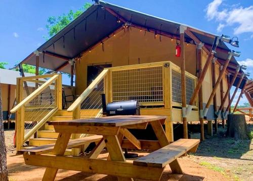 Balkoni atau teres di Cozy Safari Tent with Barbecue in Staples, Texas