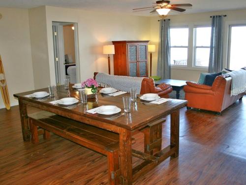 un soggiorno con un tavolo di legno e un divano di Lakeside Cabin Rental for Families near Cohasset, Minnesota a Grand Rapids