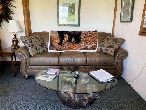 Coin salon dans l'établissement Family-Friendly Cabin Rental with Free Wi-Fi in Bitterroot Valley of Montana