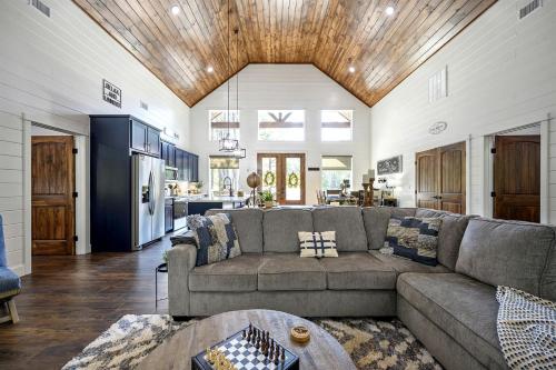 Ruang duduk di Breathtaking Luxurious Cabin with Fire Pit, Screened Beautiful Porch and Jacuzzi in Oklahoma