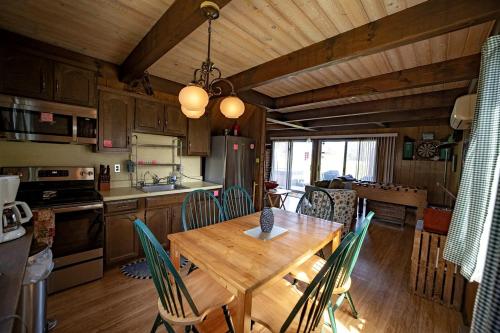Köök või kööginurk majutusasutuses Rustic Cabin Rental with a Hot Tub near Windham, New York