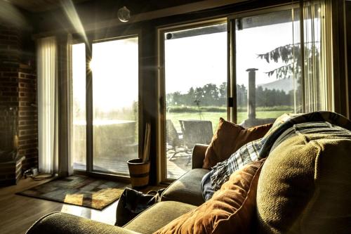 Istumisnurk majutusasutuses Rustic Cabin Rental with a Hot Tub near Windham, New York