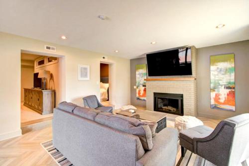 Μια τηλεόραση ή/και κέντρο ψυχαγωγίας στο Cozy Cottage with Swimming Pool in Charlotte, North Carolina