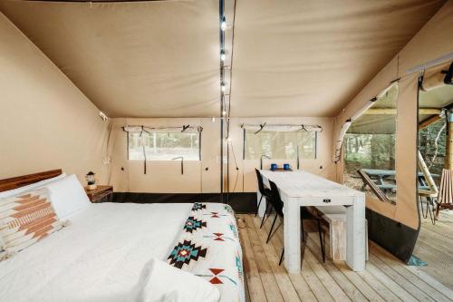 Ένα ή περισσότερα κρεβάτια σε δωμάτιο στο Impressive Romantic Safari Tent with Outdoor Sauna in New Hampshire