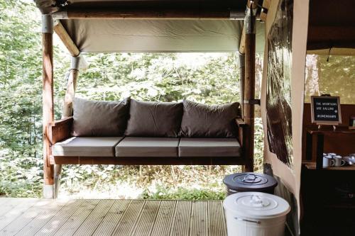 Χώρος καθιστικού στο Impressive Romantic Safari Tent with Outdoor Sauna in New Hampshire