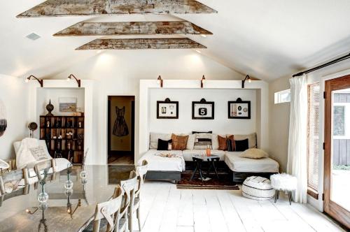 ein Wohnzimmer mit Tisch und Couch in der Unterkunft Modern Luxury Rental with Bohemian Decor near Antique Show in Round Top, Texas in Round Top