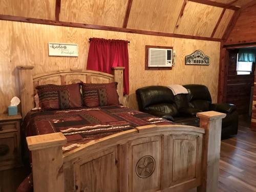 Postel nebo postele na pokoji v ubytování Cozy Cabin Rental on a Winery for a Romantic Weekend Getaway in Oklahoma