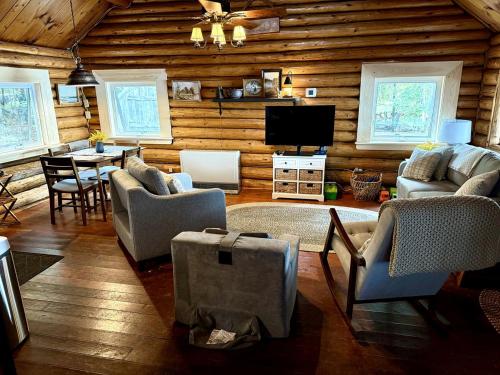 Televiisor ja/või meelelahutuskeskus majutusasutuses Charming Lakeside Cabin Bungalow with Timeless Rustic Beauty near Portage Lake in Maine