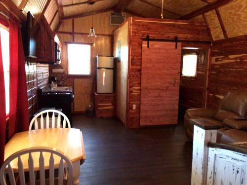 Η κουζίνα ή μικρή κουζίνα στο Rustic Cabin Rental with a Fishing Pond in Allen, Oklahoma