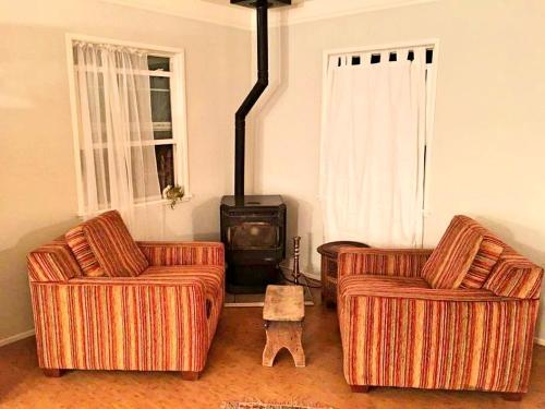 Χώρος καθιστικού στο Rustic Cabin Rental Surrounded by the Mojave Desert in Yucca Valley, California