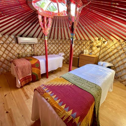 Postel nebo postele na pokoji v ubytování Gorgoeus Yurt for a Romatic Getaway in Wimberly, Texas