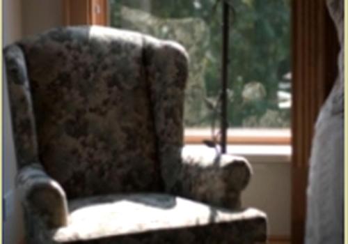 une chaise assise devant une fenêtre dans l'établissement Charming Country Bed and Breakfast Accommodation near Madison, Wisconsin, à Merrimac