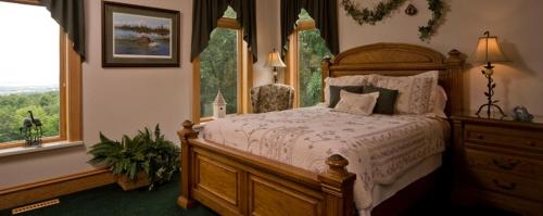 une chambre avec un lit en bois et une fenêtre dans l'établissement Charming Country Bed and Breakfast Accommodation near Madison, Wisconsin, à Merrimac