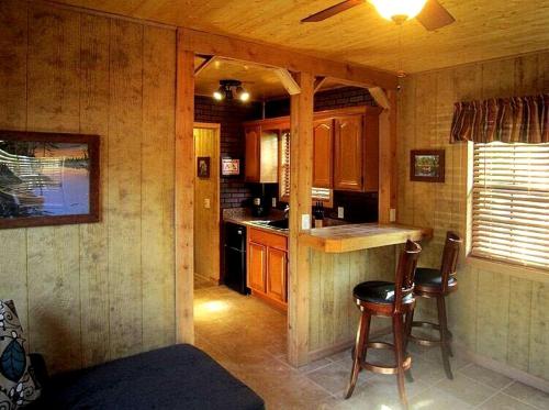 Η κουζίνα ή μικρή κουζίνα στο Rustic Cabin Perfect for a Romantic Getaway in Inverness, Florida