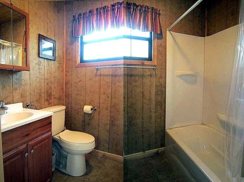 Ένα μπάνιο στο Rustic Cabin Perfect for a Romantic Getaway in Inverness, Florida