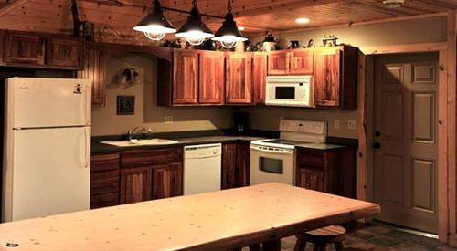 Dapur atau dapur kecil di Spacious Cabin Ideal for Large Groups near Lanesboro, Minnesota