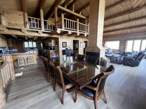 Posezení v ubytování Luxurious Log Home with Madison River Views near Three Dollar Bridge, J & J Ranch, Montana