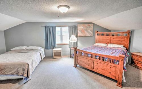 Ένα ή περισσότερα κρεβάτια σε δωμάτιο στο Spacious Family Lake Vacation Rental near St David, Maine