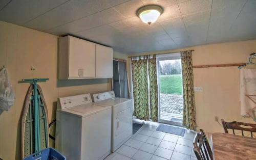 Η κουζίνα ή μικρή κουζίνα στο Spacious Family Lake Vacation Rental near St David, Maine