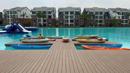 un grupo de barcos en un muelle en el agua en The Blyde Inn, en Pretoria