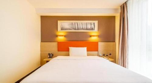 a bedroom with a large bed and a window at 7 Days Premium Tangshan Railway Station Jiaotong University in Tangshan