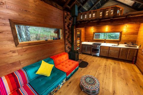 Kuchyň nebo kuchyňský kout v ubytování Half Moon Bay Glamping Getaway in an Idyllic Tree House and Cabin