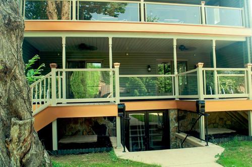 un grande edificio con portico e balcone di Vacation Accommodation near Ample Outdoor Recreation in Confluence, Pennsylvania a Confluence