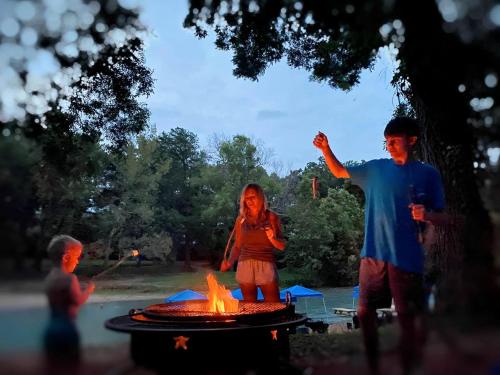 Hosté ubytování Ideal Glamping Spot for an Adventurous Family Vacation: Cool Safari Tent on the San Marcos River near Kingsbury, Texas