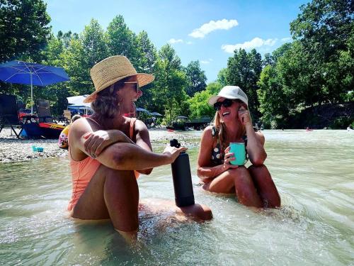 Hosté ubytování Ideal Glamping Spot for an Adventurous Family Vacation: Cool Safari Tent on the San Marcos River near Kingsbury, Texas