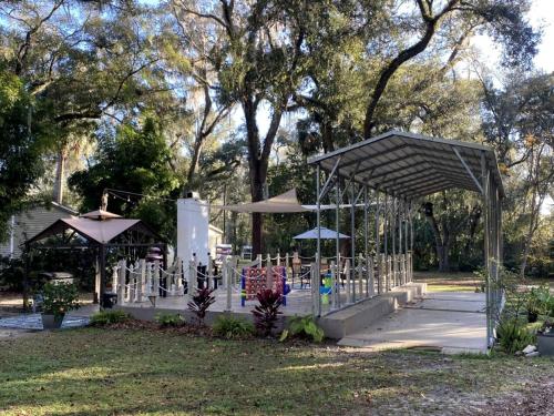 Zahrada ubytování Gorgeous Cottage with Barbecue in Dunnellon, Florida
