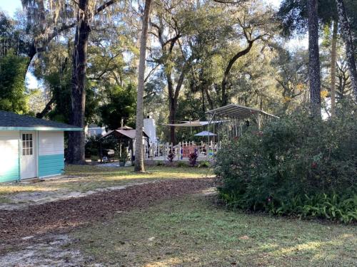 Zahrada ubytování Gorgeous Cottage with Barbecue in Dunnellon, Florida