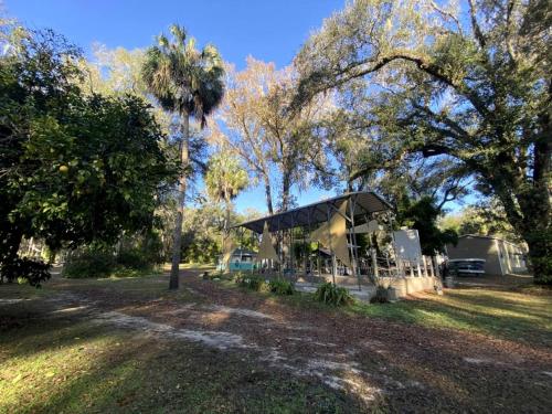 Zahrada ubytování Gorgeous Cottage with Barbecue in Dunnellon, Florida