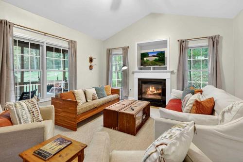 Χώρος καθιστικού στο Resplendent Cabin Haven near Shenandoah River in Virginia
